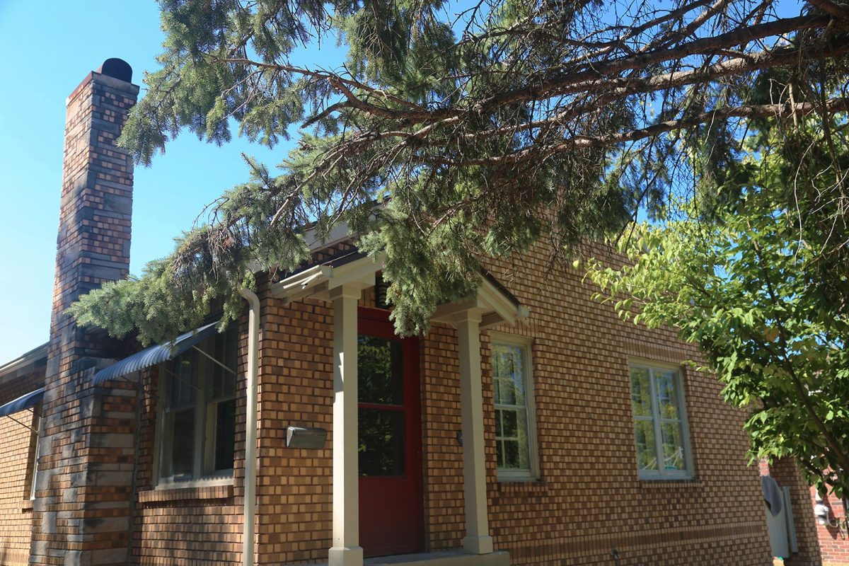 408 S Eagleson